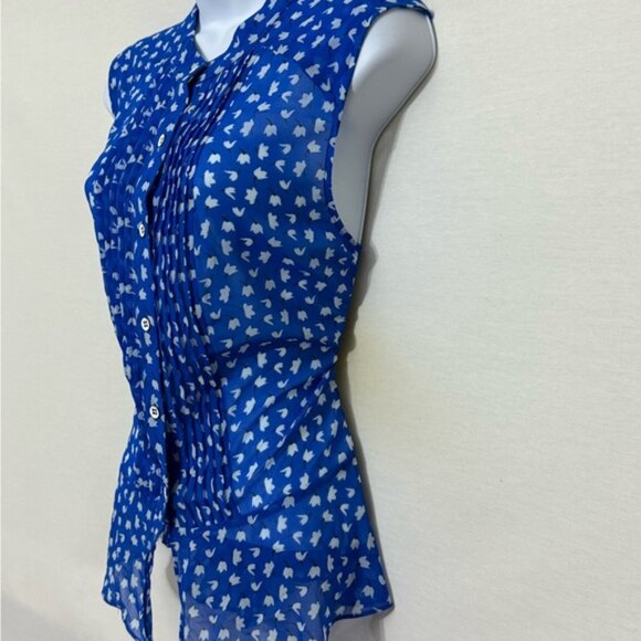 O-59 CAbi Blue White & Black Floral Pleated Front Sleeveless Button‎ Down Blouse - Picture 9 of 15